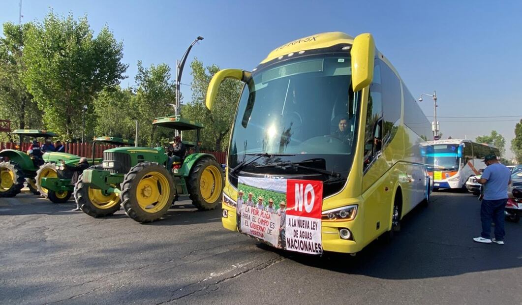 Campesinos bloquean la Cámara de Diputados en protesta por la reforma a la Ley Nacional de Aguas que se debatirá esta mañana en comisiones en la Ciudad de México, el 3 de diciembre de 2025. Foto: Valente Rosas/EL UNIVERSAL