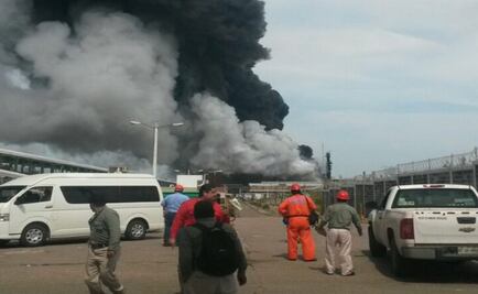 Alertan a población por explosión en complejo petroquímico