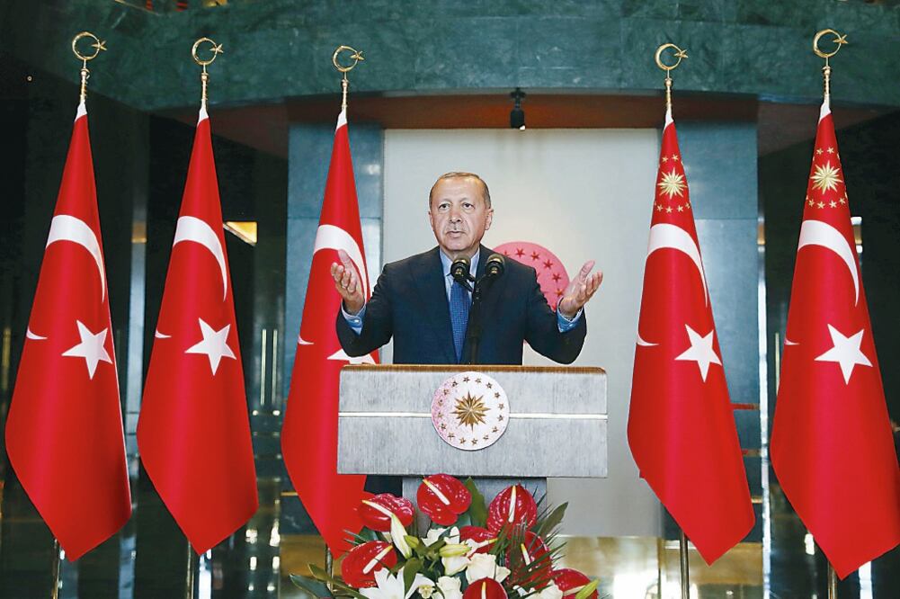 El presidente de Turquía, Recep Tayyip Erdogan, habla ante los embajadores turcos en el palacio presidencial en Turquía, donde dijo que su país está bajo un “a sedio” económico (AP)