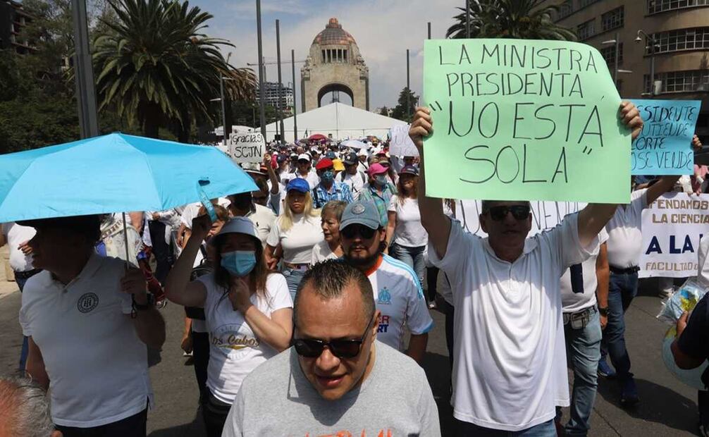 Los asistentes a la marcha exigen al Jefe del Ejecutivo que deje de atacar a los ministros desde el púlpito presidencial en las mañaneras. Foto: Berenice Fregoso / EL UNIVERSAL