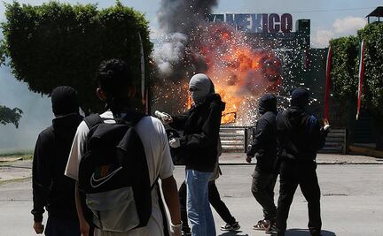 FOTOS: Así fueron las violentas protestas de normalistas en Iguala a 11 años del Caso Ayotzinapa