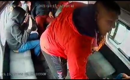 VIDEO. “¡Te dije que te arrancaras!", asaltan combi y golpean a pasajera en la México-Puebla