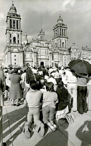 Durante la primera misa de Juan Pablo II en México, no pocos católicos se arrodillaron en el Zócalo capitalino. Una escena de enero de 1979 que sería difícil de repetir. Foto: José Hernández/Archivo EL UNIVERSAL.
