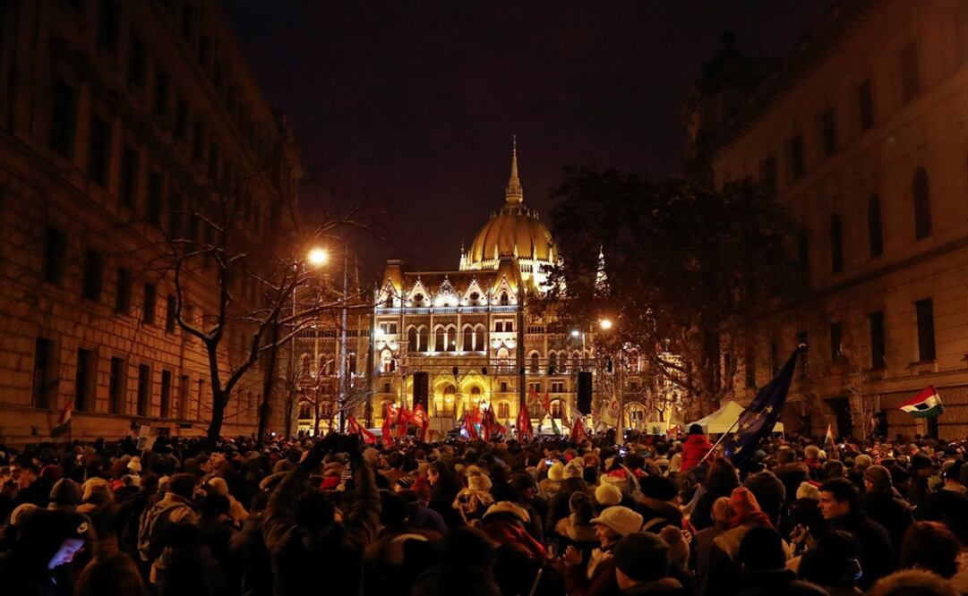 People take part in a protest against a proposed new labor law, billed as the "slave law," in front of the parliament building in Budapest, Hungary - Photo: Leonhard Foeger/REUTERS