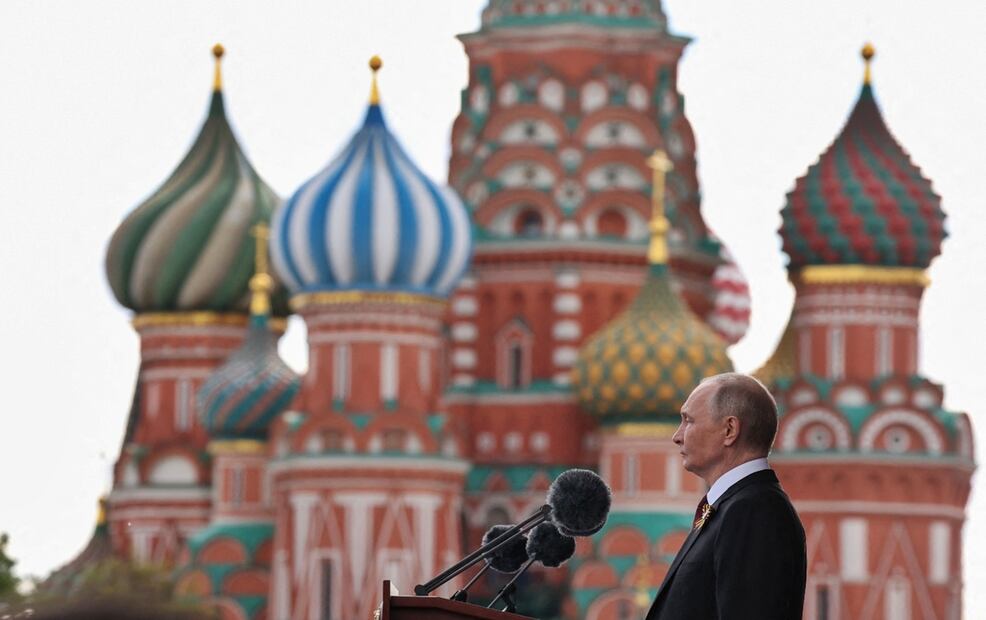 El presidente ruso, Vladímir Putin, ofrece  un discurso en la Plaza Roja en Moscú durante la conmemoración del Día de la Victoria, el 9 de mayo de 2025. Foto: AFP