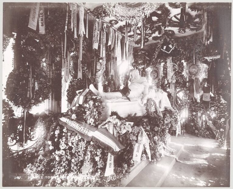 La tumba  del presidente mexicano Benito Juárez en el Panteón de San Fernando en la Ciudad de México, ca. 1898, fotógrafos: Mayo y Weed. Imagen: New York Public Library.