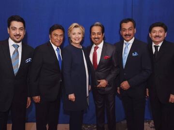 Los Tigres del Norte se toman foto con Hillary Clinton