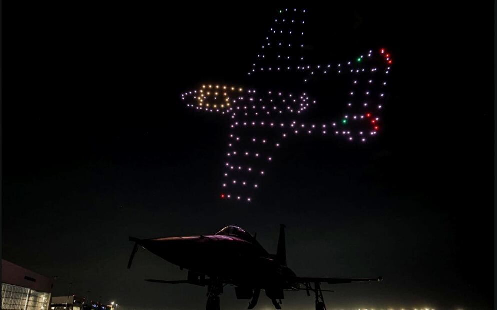 Espectáculo de drones de la empresa Space Drone Show en la Base Aérea Militar 1 Santa Lucia en conmemoración de los 80 años del regreso del Escuadrón 201, tras participar en la Segunda Guerra Mundial, el martes 18 de noviembre de 2025. Foto: Gabriel Pano/EL UNIVERSAL