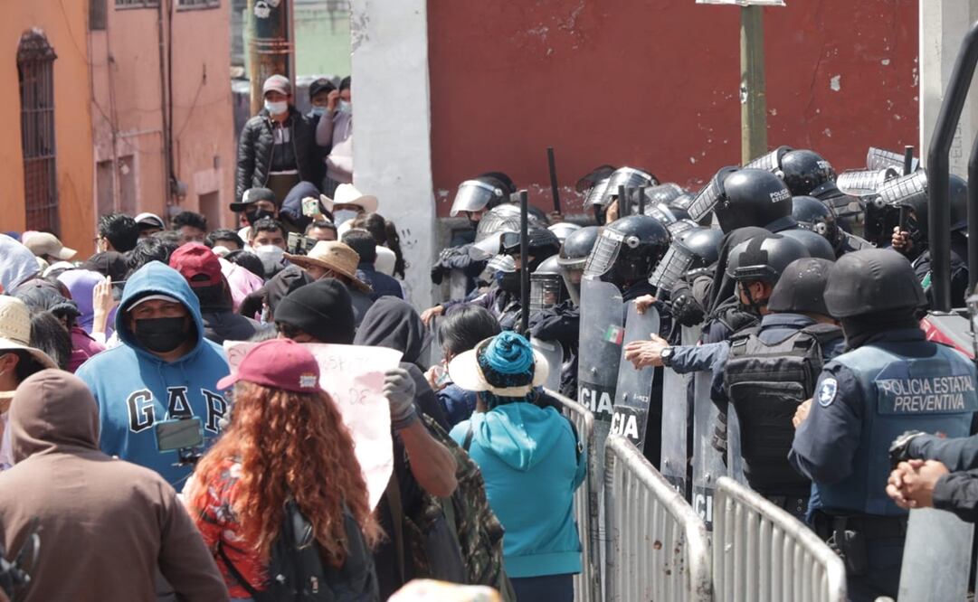 Con el rostro cubierto, los pobladores de la Junta Auxiliar de Palmarito se manifestaron. Foto: Omar Contreras / El Universal