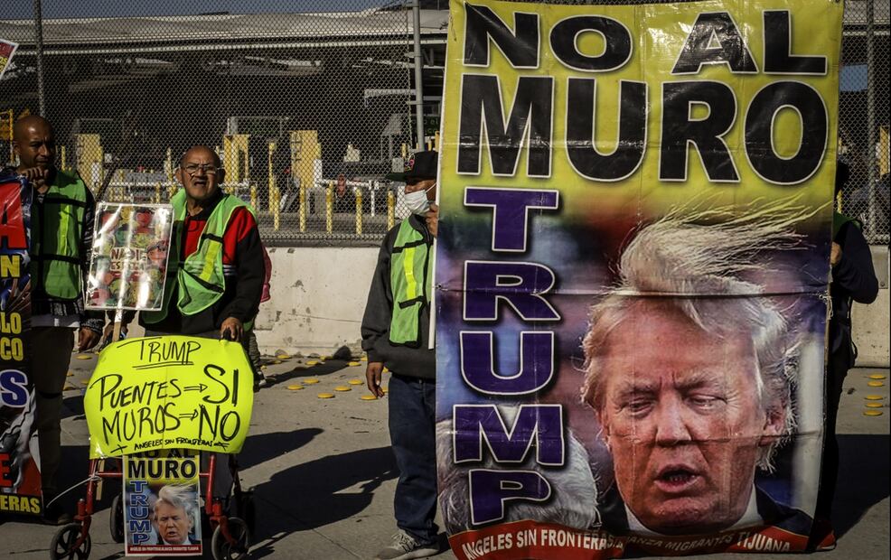 Migrantes se manifestaron, el pasado miércoles 18 de diciembre de 2024, en el puerto internacional de San Ysidro en Tijuana, Baja California. Foto: EFE