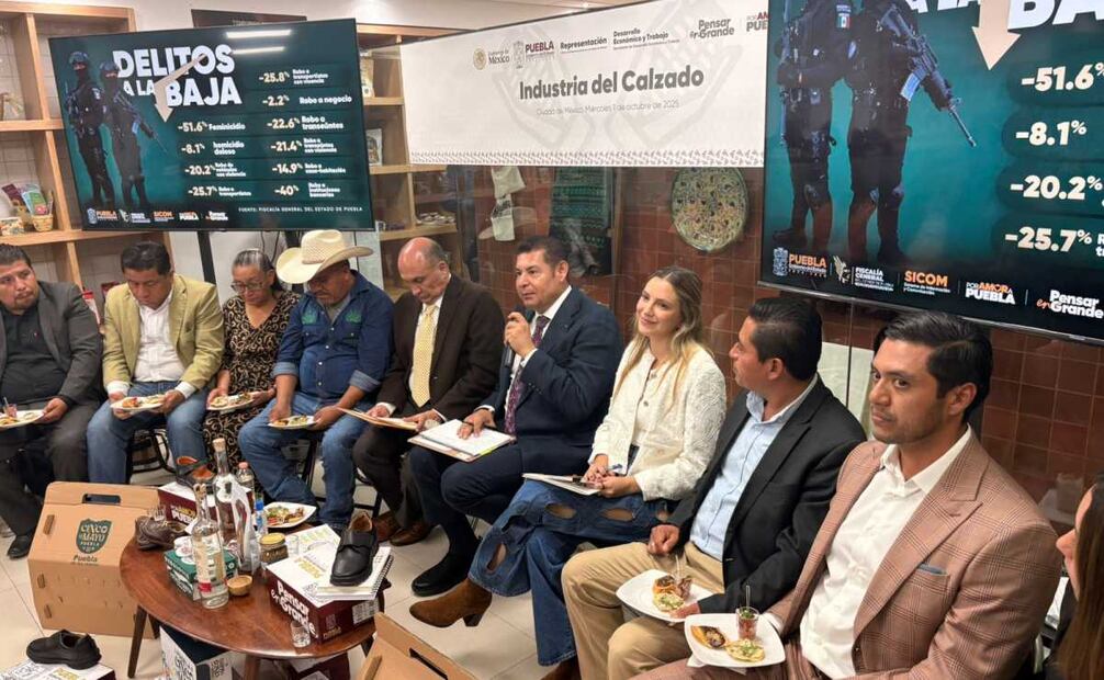 Alejandro Armenta anunció el resurgimiento de la industria del calzado en el estado, principalmente en Tehuacán y Tepeyahualco. Foto: Sharon Mercado/ EL UNIVERSAL