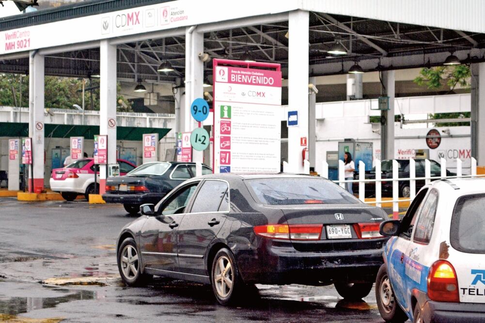 Si el sensor remoto ubica que las emisiones de un auto están por arriba de lo permitido, quiere decir que su holograma no debió expedirse; entonces, una cámara tomará foto de la placa para tener los datos de ese vehículo (ÉDGAR RIVERA. EL UNIVERSAL)