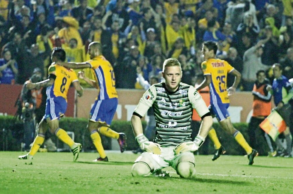 Mientras que William Yarbrough, portero esmeralda, quedó anonadado, Lucas Zelarayán celebró el gol con el que los felinos norteños confirmaban su pase a la final (IMAGO7)