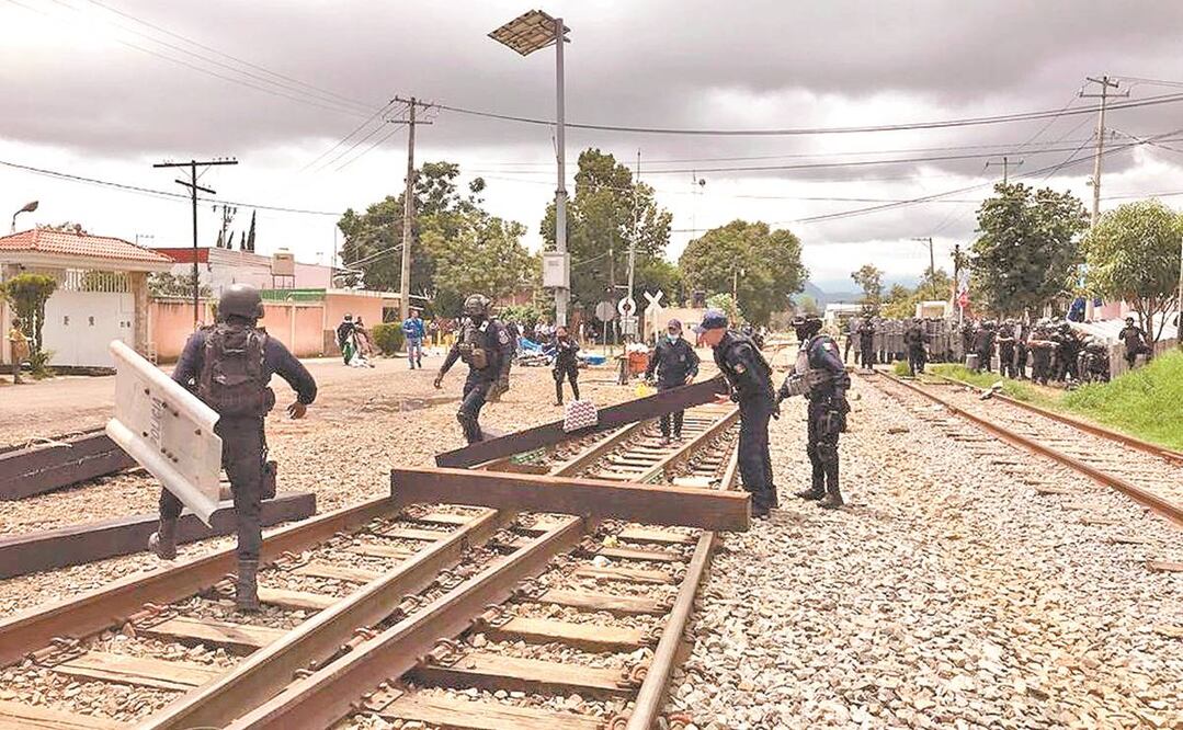 El paso de mercancías desde y hacia el puerto de Lázaro Cárdenas está detenida por manifestantes. Foto: Especial