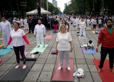 Yoga por la paz; más de 3 mil personas se congregaron en Reforma para promover la salud y el bienestar emocional