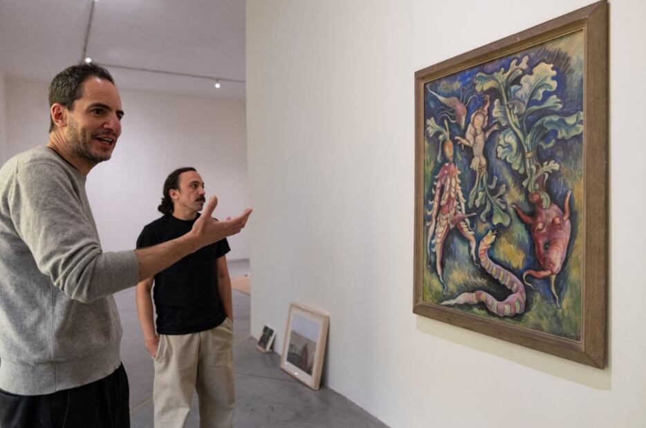 Enrique Giner (artista) y Juan Pérez (director de la Galería de Arte Mexicano).
Foto: Hugo Salvador / EL UNIVERSAL