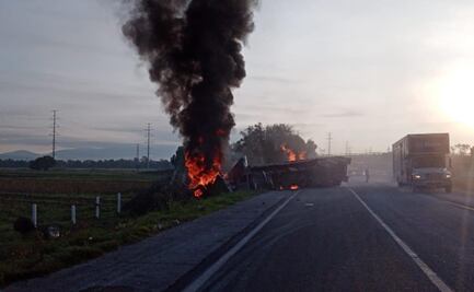 Tráiler cargado de cal vuelca y se incendia en la carretera México-Pirámides