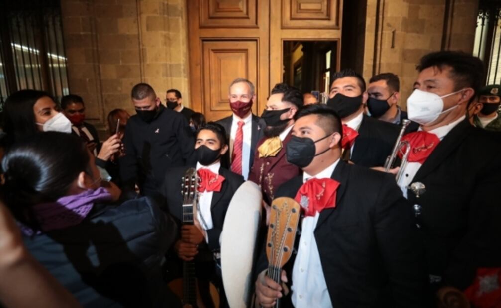 Club de fans lleva serenata con mariachi a López-Gatell