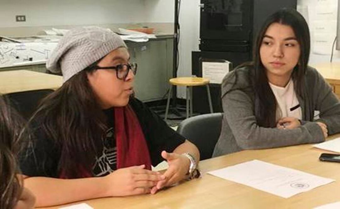  Mexican students Yatziri Tovar, left, and Roxanna Herrera - Photo: AP/Claudia Torrens 