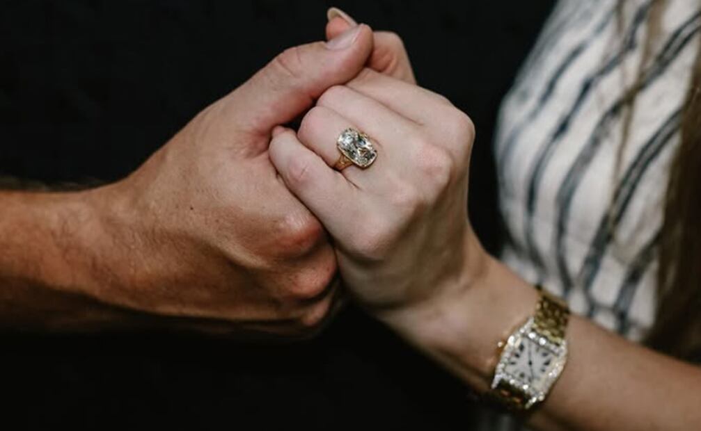 Travis Kelce le da el anillo de compromiso a su novia, la cantante Taylor Swift. 
Foto: Instagram taylorswift