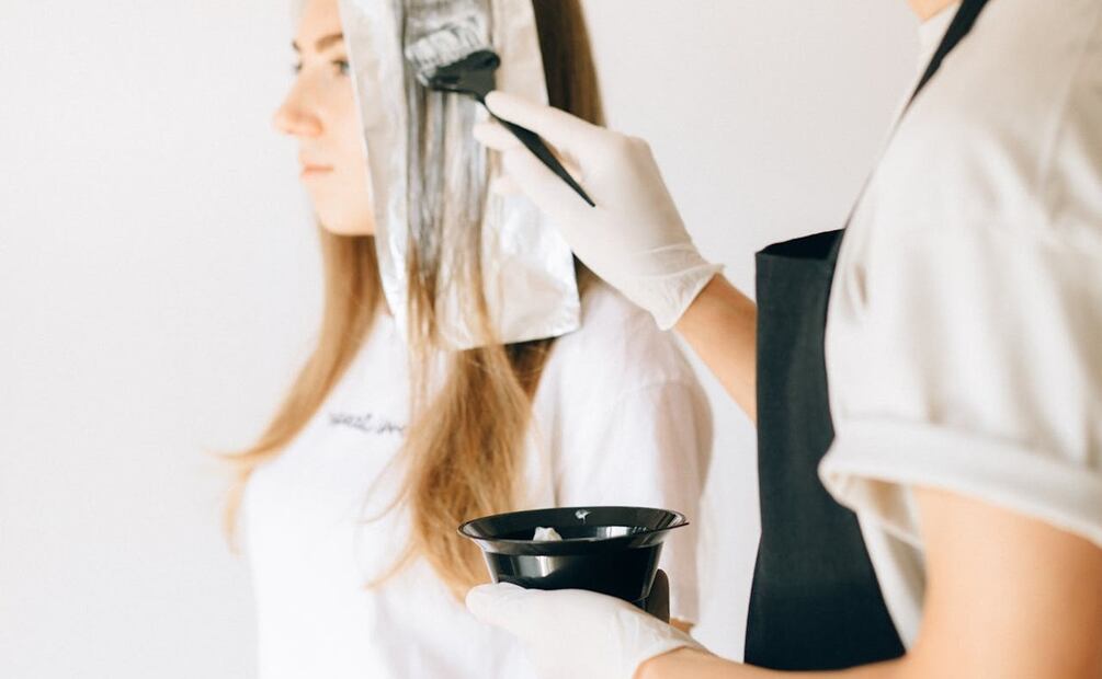 Usa laca para eliminar manchas de tinte. Foto: Pexels