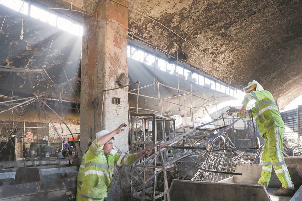 Trabajadores de limpia del Gobierno de la Ciudad de México empezaron con la remoción de escombros manualmente en la zona afectada. Foto/IVÁN STEPHENS. EL UNIVERSAL