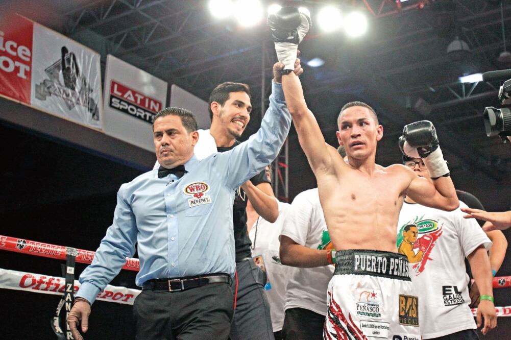 En combate de sonorenses, Estrada se alzó con la victoria en el round 10 (ALEJANDRO ACOSTA. EL UNIVERSAL)