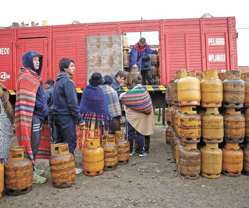 Bolivianos esperan recibir su tanque de gas, cerca de El Alto, La Paz. Foto: DAVID MERCADO. REUTERS