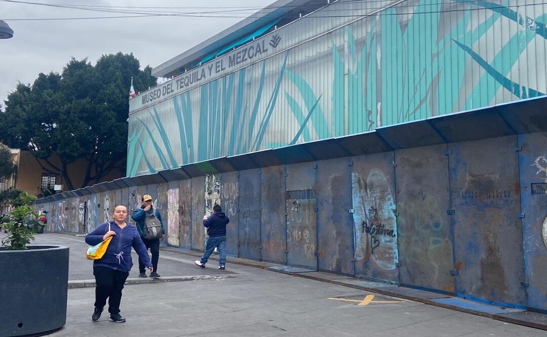 Comercios y Plaza Garibaldi se blindan ante la marcha del 2 de octubre en Cuauhtémoc. Foto: Juan Carlos Williams