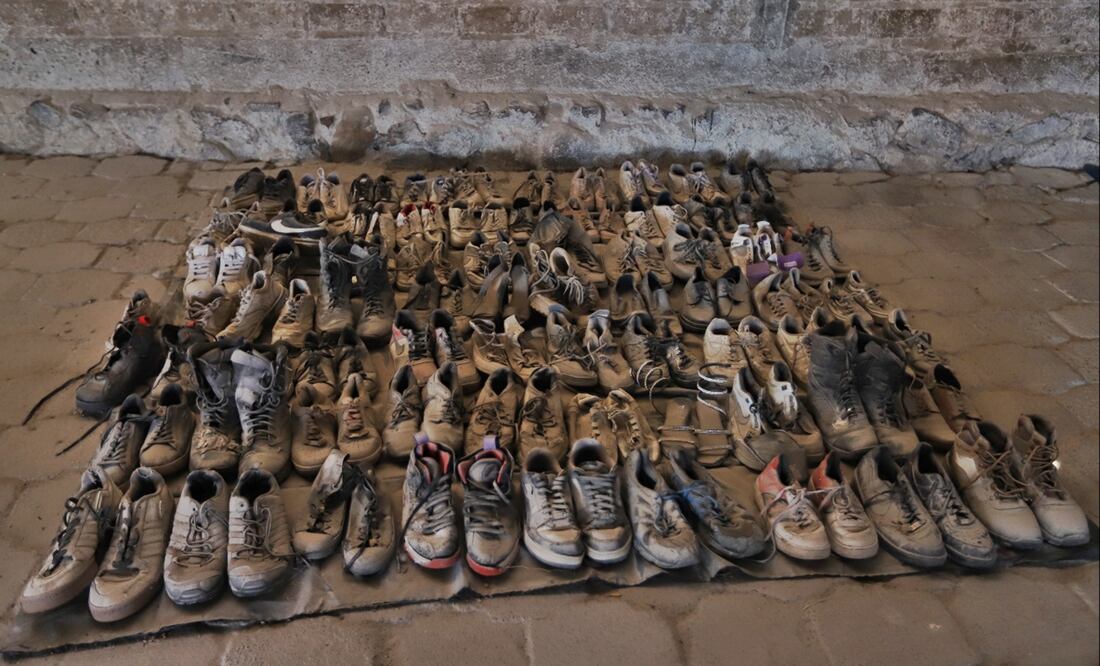 Imágenes sobre restos de ropa y zapatos hallados en el rancho Izaguirre en Teuchitlán, Jalisco. Foto: Fiscalía de Jalisco