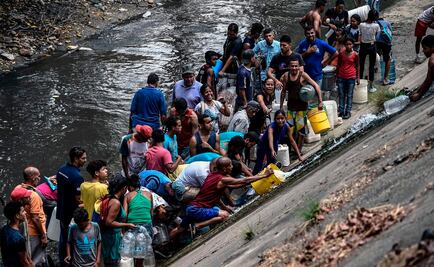 Captan largas filas para recoger agua contaminada en río de Caracas tras apagón