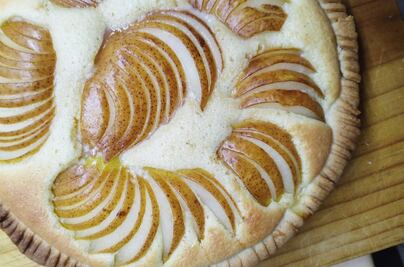 Hornea un rico de pay de pera con pasta de almendras