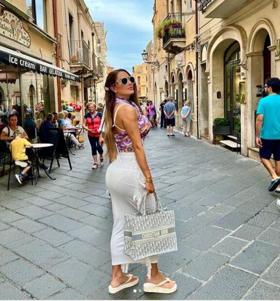 Ninel Conde pasea por Italia con bolsa de lujo de 60 mil pesos