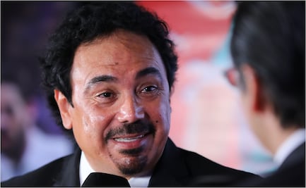 Hugo Sánchez regala postales con su autógrafo previo al sorteo de la Copa del Mundo 2026