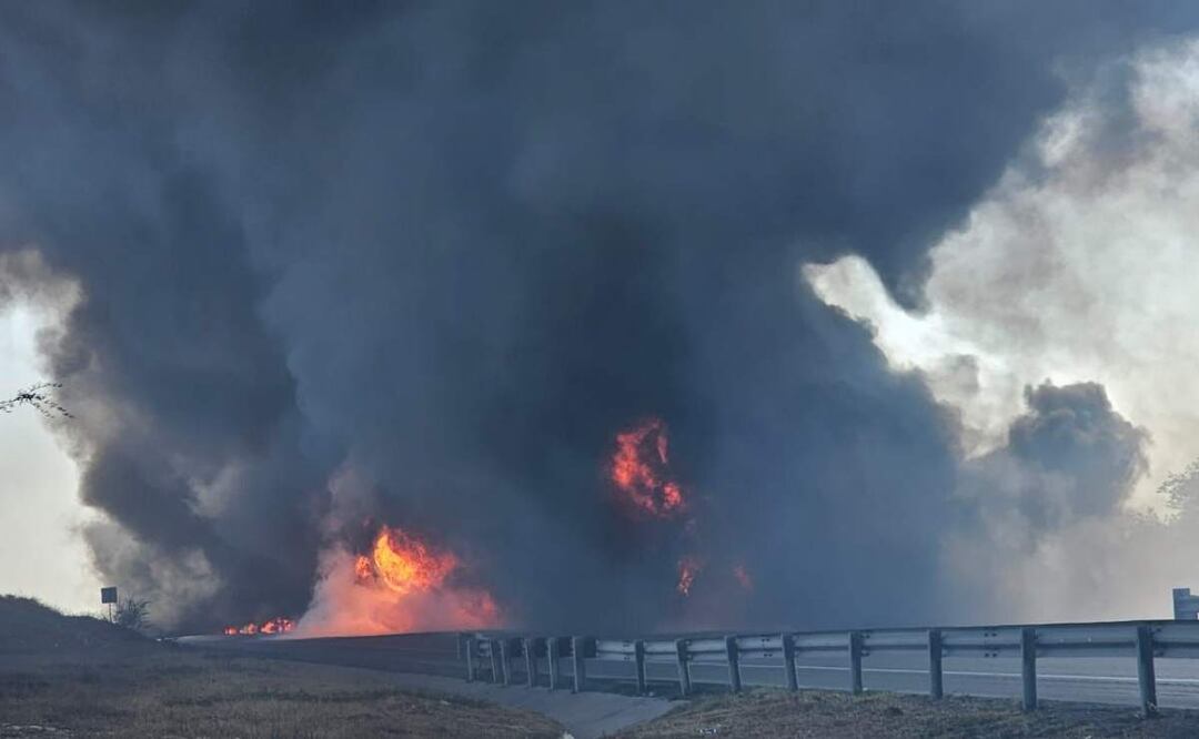 La explosión de una pipa re registró en la carretera de Ciudad Victoria a Zaragoza en el estado de Tamaulipas (18/03/2025). Foto: Especial