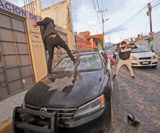 Bloquean palacio en busca de justicia