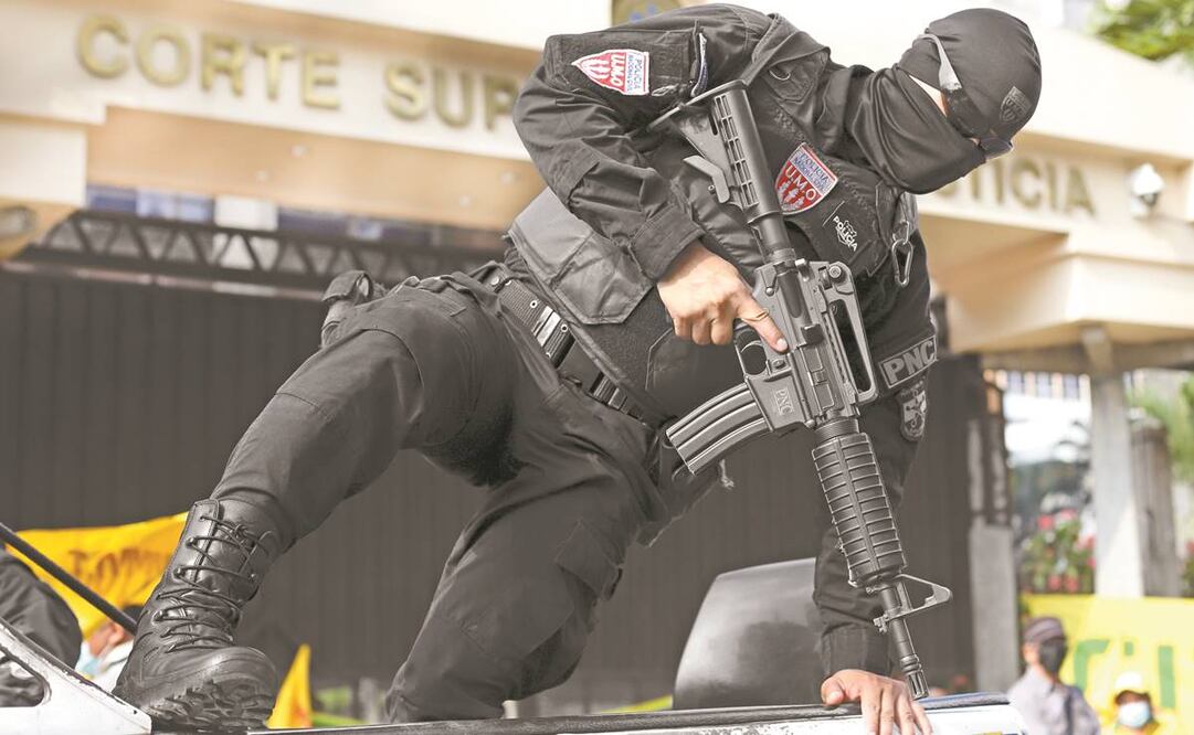 Un policía salvadoreño salta de su vehículo, a su llegada a la Suprema Corte, ayer. Foto: Salvador Meléndez. AP
