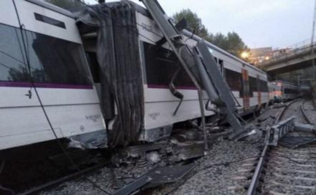 Reportan un muerto y 49 heridos tras descarrilamiento de tren en España
