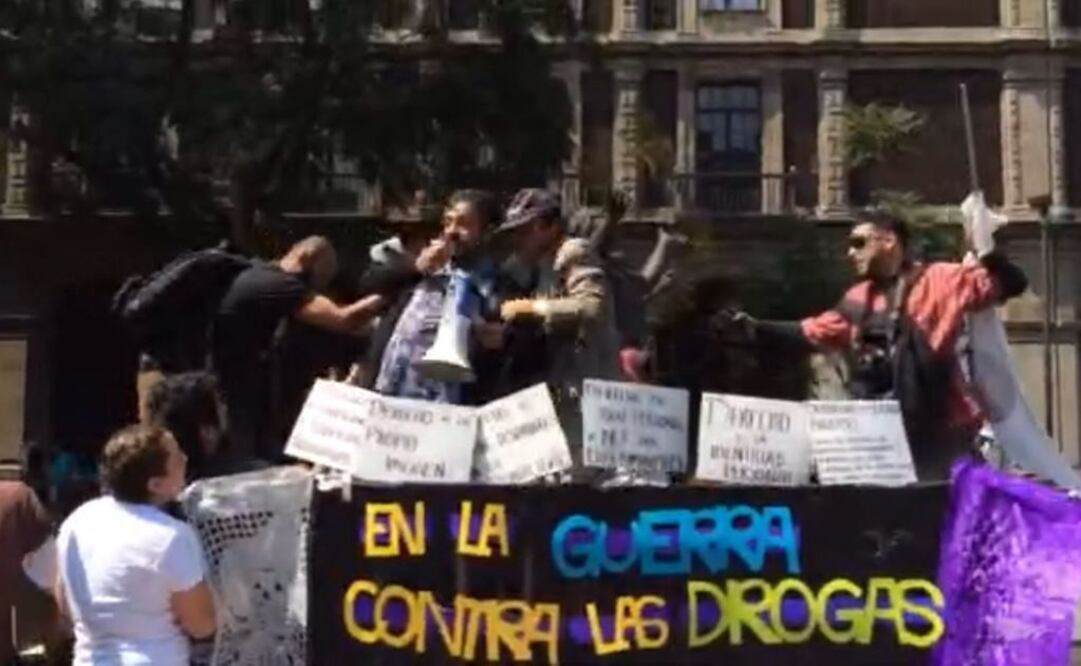 Pelean afuera de la Corte por marihuana