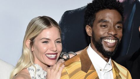 El asombroso gesto de Chadwick Boseman de donar parte de su salario a Siena Miller
