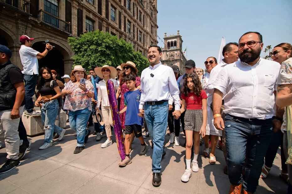 Martí Batres, jefe de Gobierno, encabezó la vanguardia de los contingentes que ingresaron al Zócalo. Foto: Especial
