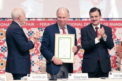 Krauze celebra Premio al Mérito Editorial  