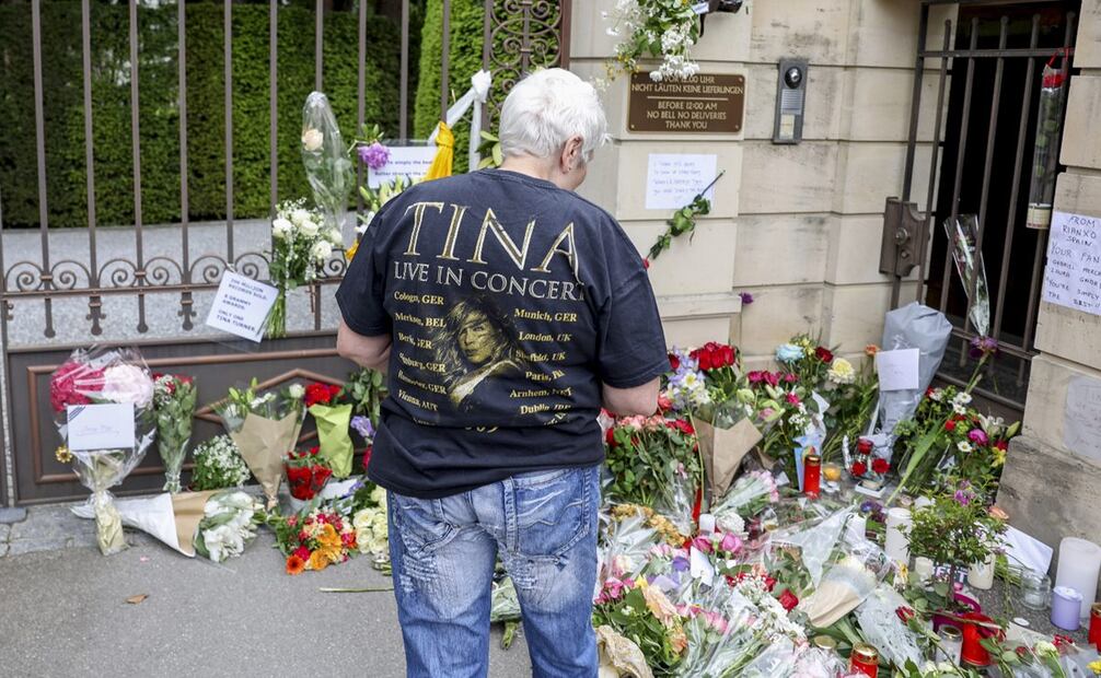 Fans de Tina Turner llegan a la mansión de la cantante en Küsnacht, a orillas del lago de Zúrich. Foto: AP.