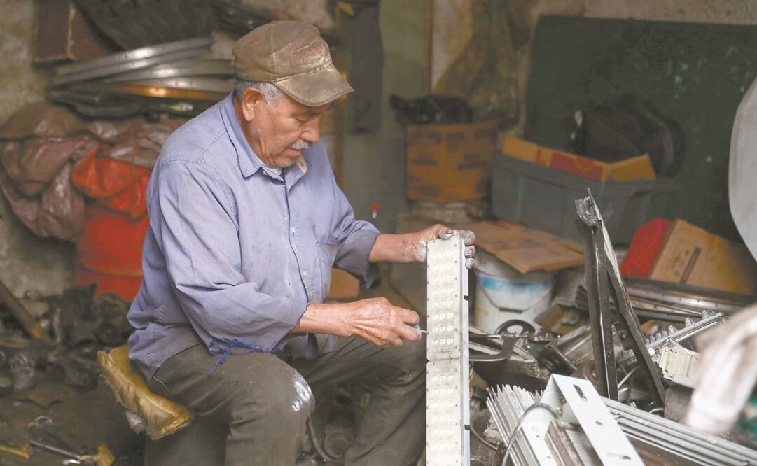 Aunque las ganancias sean pocas y tengan largas jornadas, recolectores de basura aseguran que su trabajo siempre les da para comer y son sus propios jefes. Fotos: DIEGO SIMÓN. EL UNIVERSAL