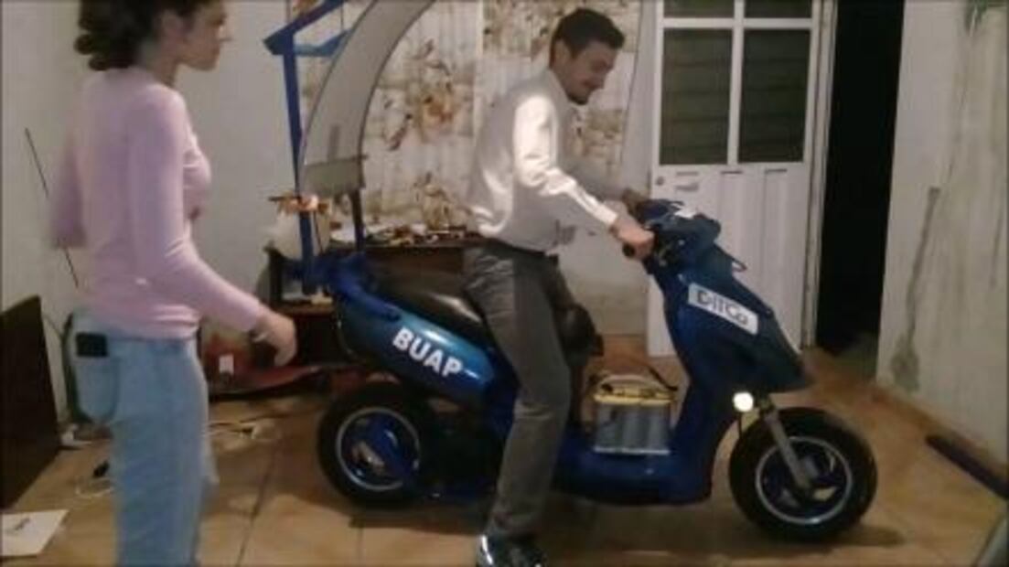 Universitarios convierten agua de charco en combustible en Puebla