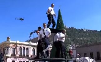 VIDEOS Caen 5 policías que realizaban pirámide sobre una patrulla durante Desfile conmemorativo de la Revolución Mexicana en Zacatecas