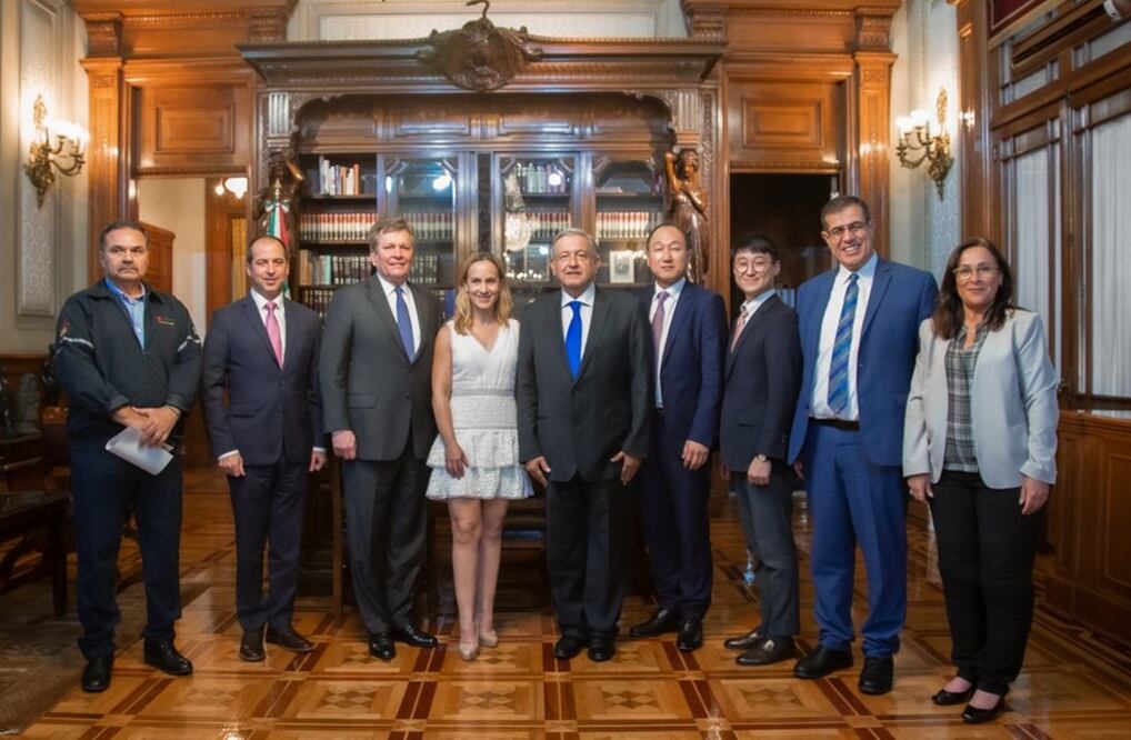El presidente Andrés Manuel López Obrador se reunió en Palacio Nacional con representantes de las empresa KBR, Samsung e ICA-Fluor. Foto: @lopezobrador_