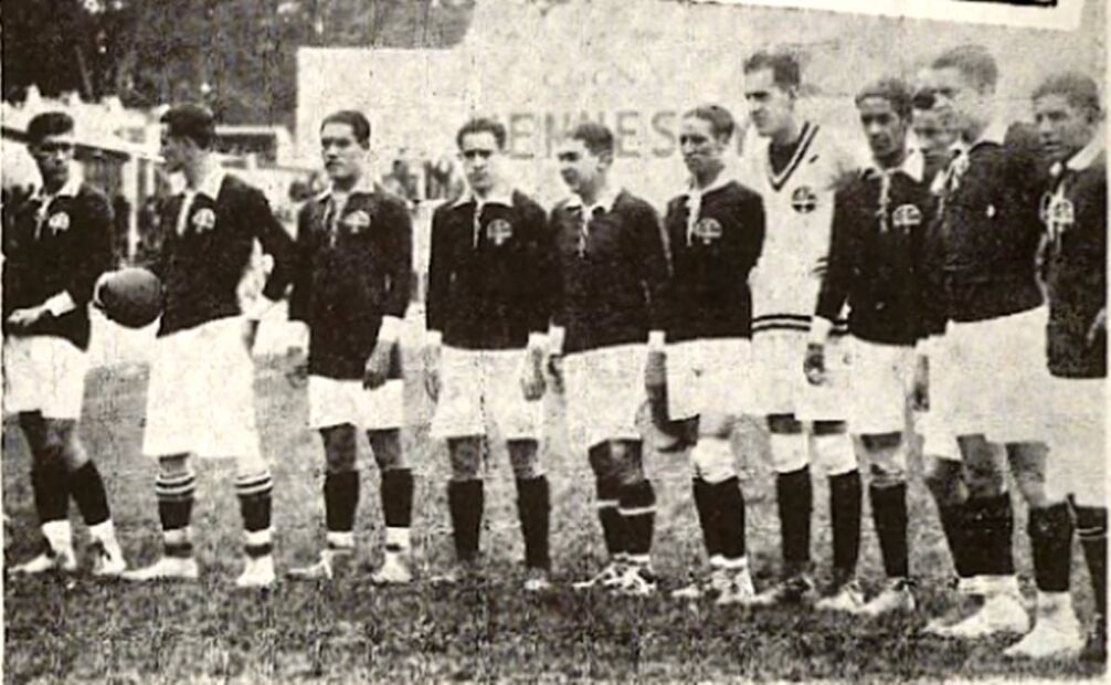 Por su parte, la selección mexicana tenía un uniforme más homogéneo, sin mencionar el apego a la moda europea. Además de las playeras de manga larga y cuello polo, se aprecian shorts un poco más cercanos a la rodilla que los del equipo uruguayo. Desde entonces, las calcetas eran una prenda en común. Archivo EL UNIVERSAL.