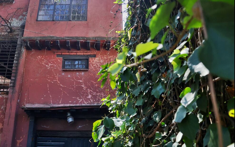 Aspectos de la casa del arquitecto Manuel Parra donde vivió Carlos Fuentes, ubicada en la segunda Cerrada de Galeana número 16 en San Ángel. Foto: Fernanda Rojas / EL UNIVERSAL