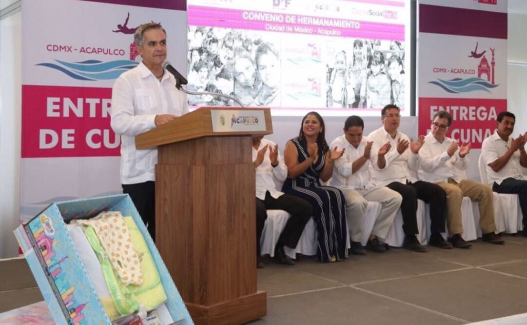 El jefe de gobierno, Miguel Ángel Mancera, durante la entrega de cunas en Acapulco, Guerrero (Foto: Cortesía)